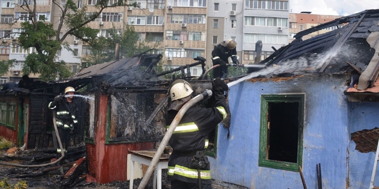 В Николаеве сгорел старый дом площадью 100 кв.м, в котором никто не жил