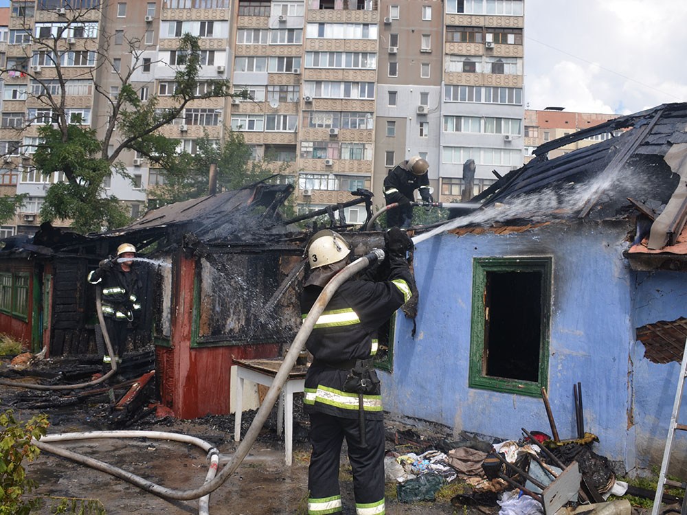 В Николаеве сгорел старый дом площадью 100 кв.м, в котором никто не жил 5