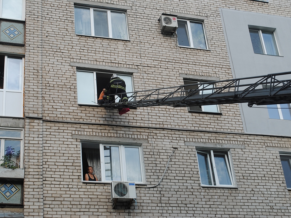 В Николаеве спасатели помогли правоохранителям снять женщину с окна 4 этажа – она пыталась спуститься по самодельной веревке 7