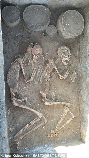 В Казахстане археологи нашли диковинное 5000-летнее захоронение: мужчина и женщина – рядом с колесницей и двумя лошадьми 5