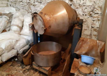 В Херсоне с помощью бетономешалки подделывали кофе марки Maccoffee