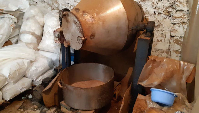 В Херсоне с помощью бетономешалки подделывали кофе марки Maccoffee