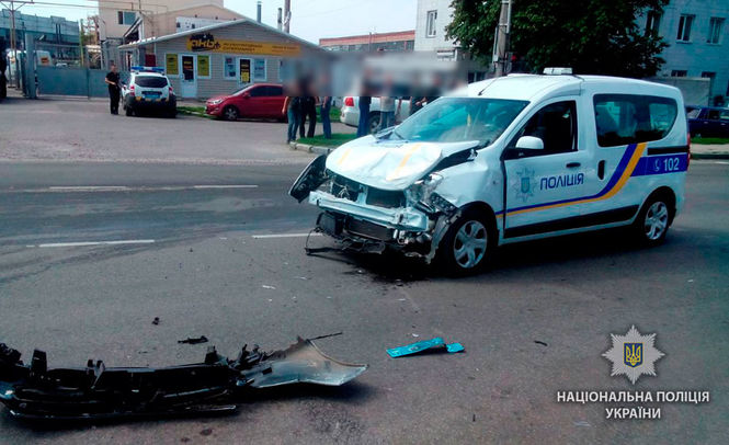 В Полтаве после столкновения с полицейской машиной перевернулся микроавтобус инкассаторов 1