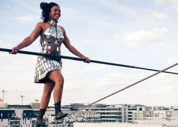 В Париже канатоходка прошлась на высоте 35 метров без страховки