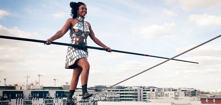 В Париже канатоходка прошлась на высоте 35 метров без страховки