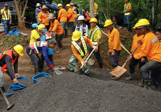 Украинские дайверы участвовали в спасательной операции футбольной команды в пещере Таиланда