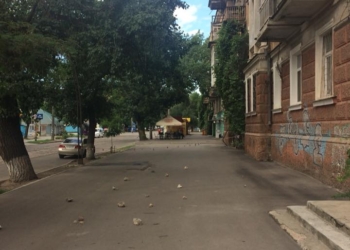 В Николаеве «очередной камнепад». На этот раз отвалился кусок фасада со здания, где находится ЖЭК