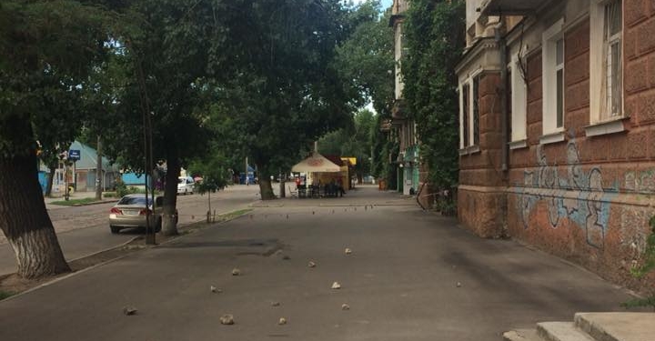 В Николаеве «очередной камнепад». На этот раз отвалился кусок фасада со здания, где находится ЖЭК