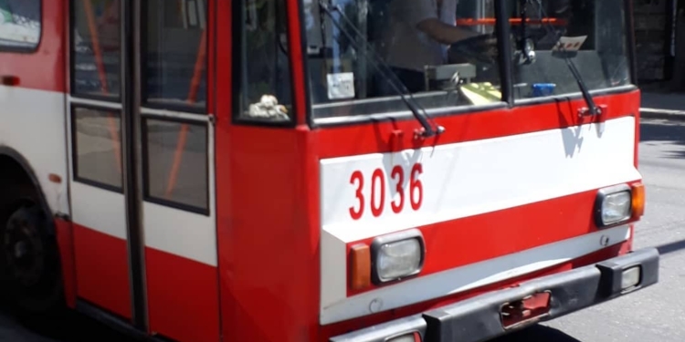 «Вот почему Николаев пасет задних» – молодая мама рассказала, как не смогла купить билет в троллейбусе