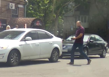 В Николаеве соратнику Медведчука на машину прикрепили фаллоимитатор