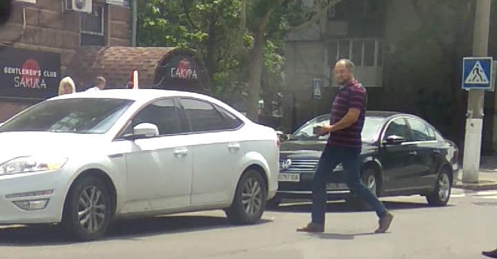 В Николаеве соратнику Медведчука на машину прикрепили фаллоимитатор