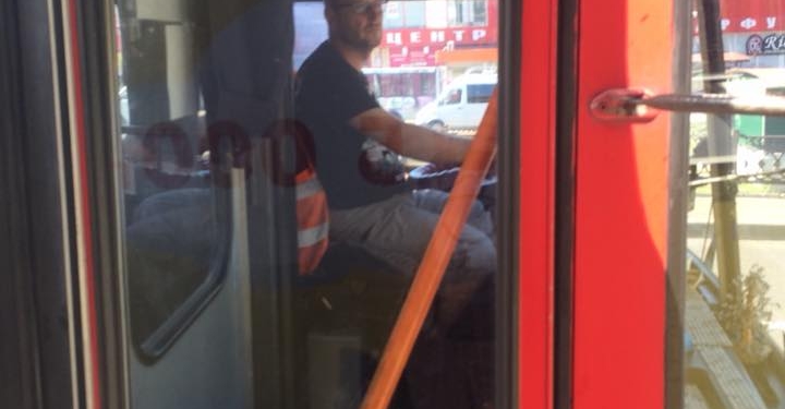 «Разорвал талон и бросил мне под ноги» – в Николаеве водитель троллейбуса пришел в ярость, когда с ним расплатились мелочью