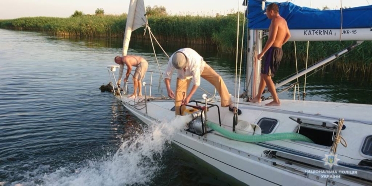 Затонувшую возле Херсона яхту «Катерина» подняли и доставили в Николаев