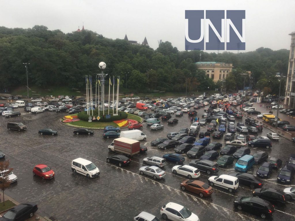 Водители автомобилей на еврономерах перекрыли движение в центре Киева 1