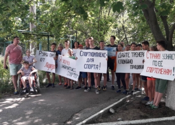 Куда “плывет” спорткомплекс “Зоря”. Тренеры и родители детей-пловцов протестуют из-за бассейна