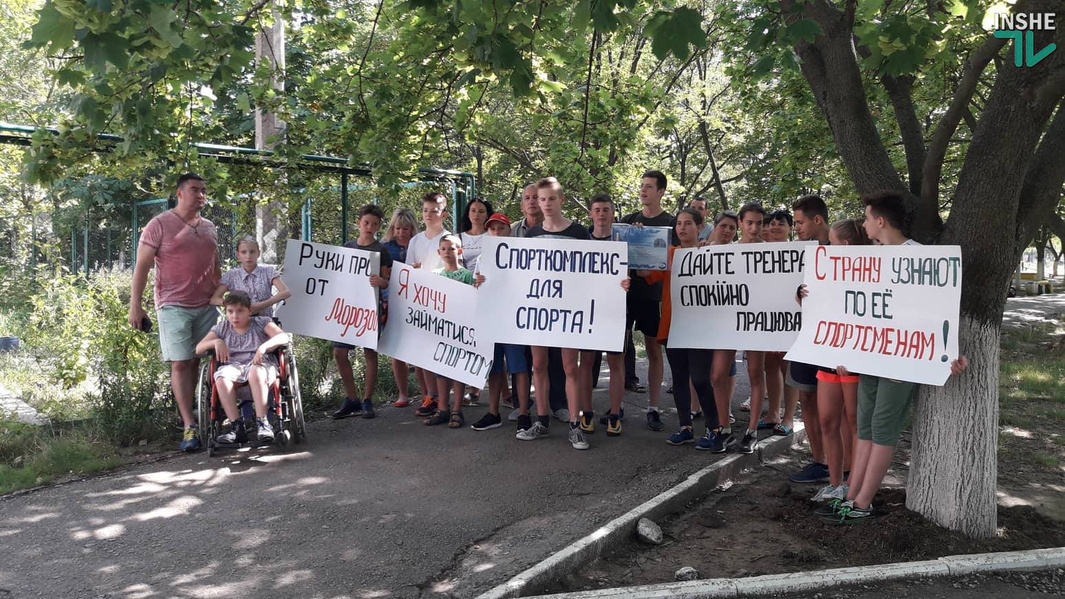 Куда “плывет” спорткомплекс “Зоря”. Тренеры и родители детей-пловцов протестуют из-за бассейна