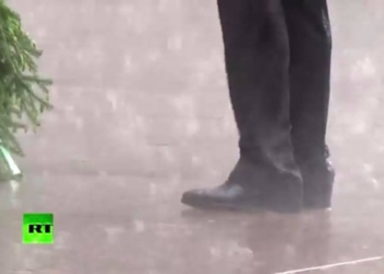 “Система подпорок и платформ”: политолог объяснил, почему Путина берегут от дождя