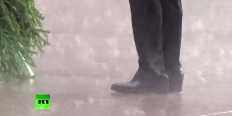 “Система подпорок и платформ”: политолог объяснил, почему Путина берегут от дождя