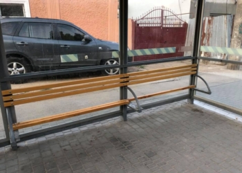 Вандалы разбили скамейки на остановке в Николаеве