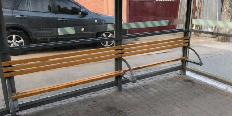 Вандалы разбили скамейки на остановке в Николаеве