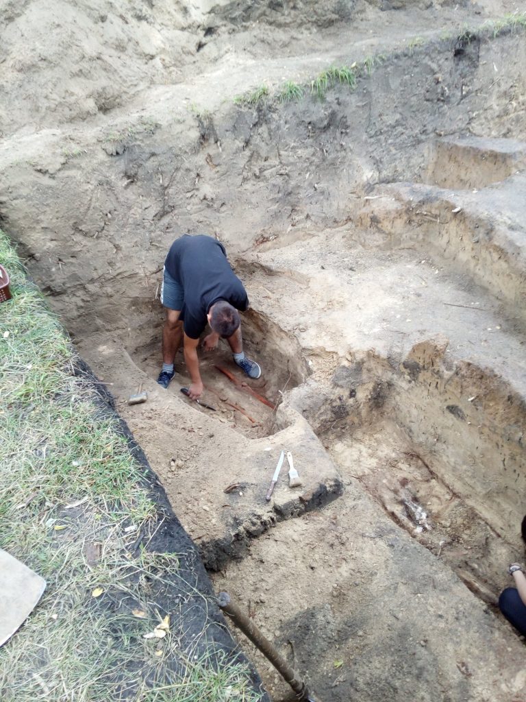 В Чернигове обнаружили старинное семиярусное кладбище 5