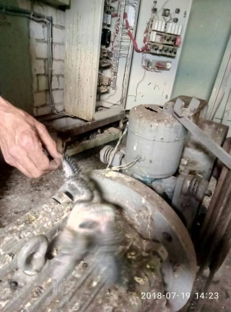 Директор «Николаевлифта» нашел «ложку дегтя» в машинном помещении на проспекте Героев Украины 1