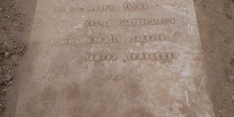 На старом кладбище в Николаеве нашли плиту, которая имеет историческое значение