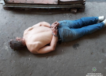 В Николаеве пьяный приставал с ножом к прохожим, а после устроил спектакль для патрульных