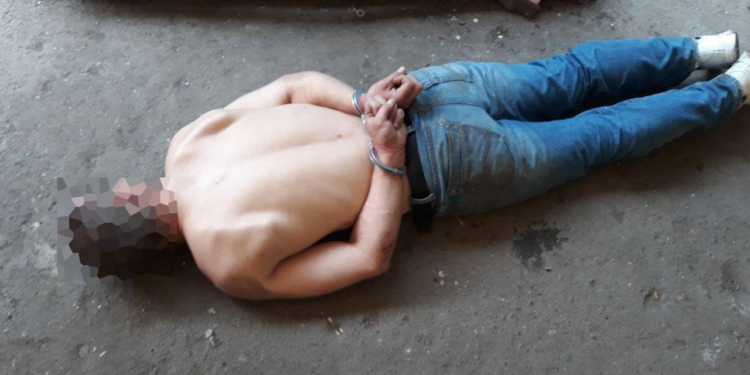 В Николаеве пьяный приставал с ножом к прохожим, а после устроил спектакль для патрульных