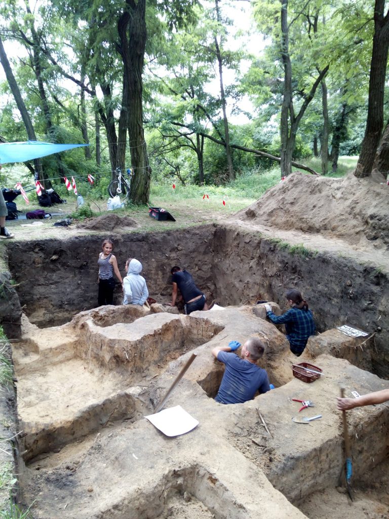 В Чернигове обнаружили старинное семиярусное кладбище 9
