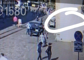 В центре Львова неизвестный прострелил ногу играющей на скрипке девушке