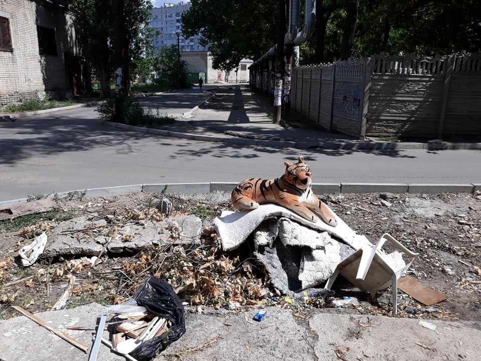 Николаевец посоветовал выдать коммунальщикам «пилюли храбрости», чтобы они наконец убрали свалку с игрушечным тигром 7