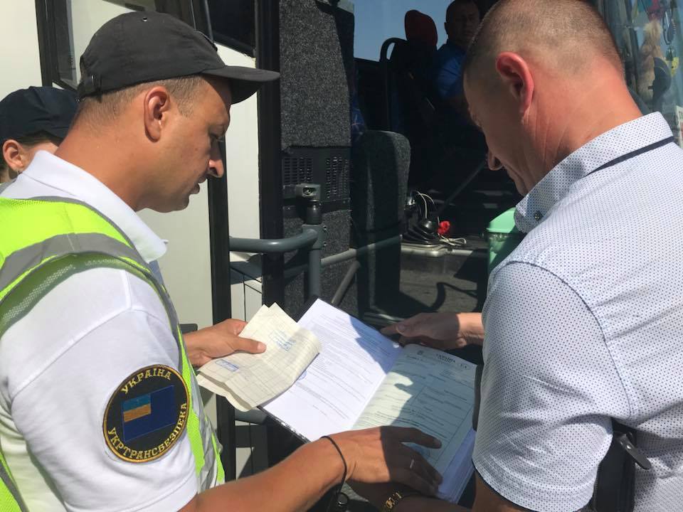 На Николаевщине УТБ и патрульные проверили междугородние маршрутки: отметили кучу нарушений и беспечность пассажиров 9