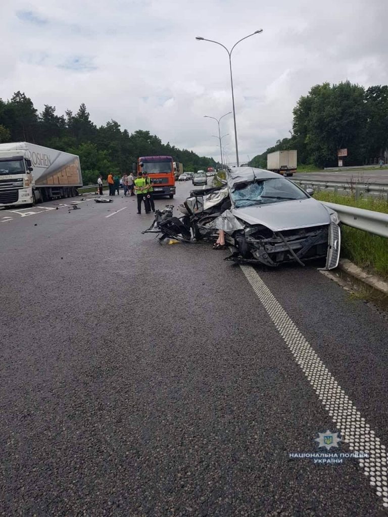 На Киевщине автомобиль врезалась в припаркованную фуру, погибли два человека 4