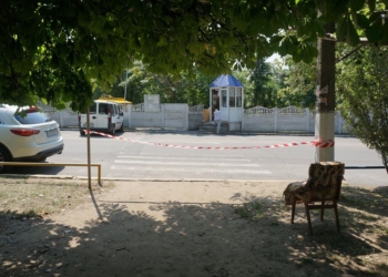 Жители Николаева потребовали снести бетонный забор возле парка «Юность»: Он мешает людям дышать и видеть