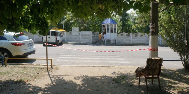 Жители Николаева потребовали снести бетонный забор возле парка «Юность»: Он мешает людям дышать и видеть