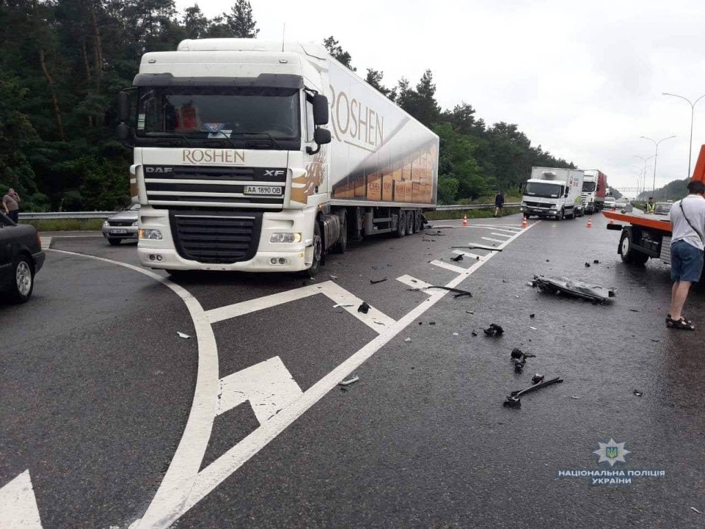 На Киевщине автомобиль врезалась в припаркованную фуру, погибли два человека 2