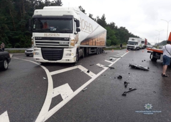 На Киевщине автомобиль врезалась в припаркованную фуру, погибли два человека