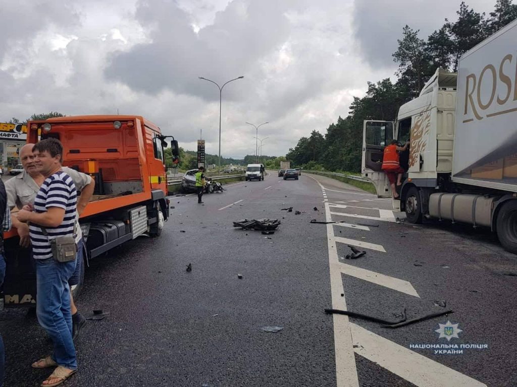 На Киевщине автомобиль врезалась в припаркованную фуру, погибли два человека 6