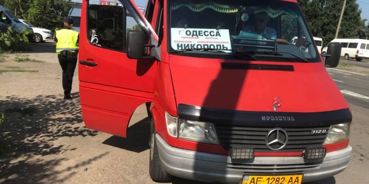 На Николаевщине УТБ и патрульные проверили междугородние маршрутки: отметили кучу нарушений и беспечность пассажиров