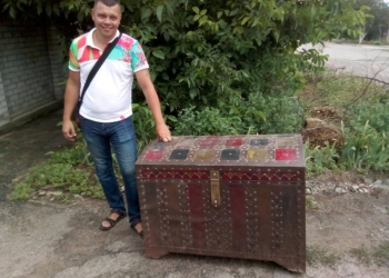Николаевец передал в краеведческий музей кованый казацкий сундук с уникальной историей