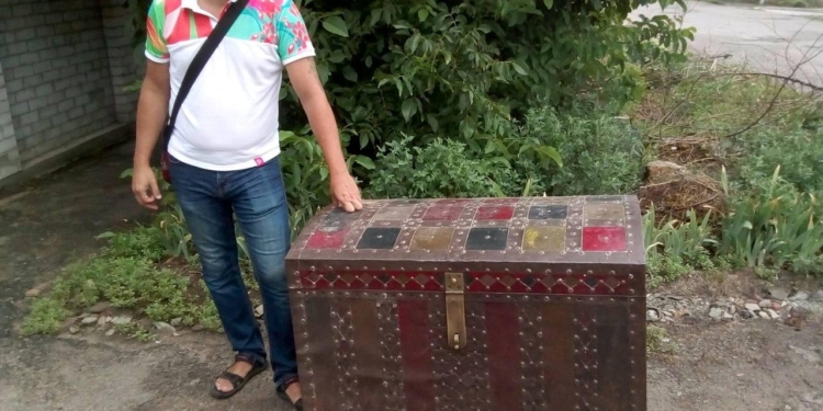 Николаевец передал в краеведческий музей кованый казацкий сундук с уникальной историей