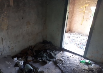 В Первомайске женщина с малолетними детьми поселилась на свалке. Чиновники проверяют эту информацию