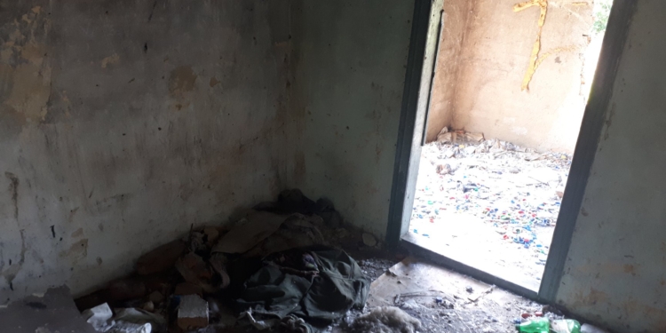 В Первомайске женщина с малолетними детьми поселилась на свалке. Чиновники проверяют эту информацию