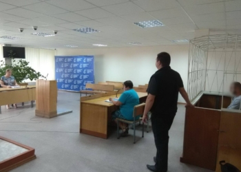 На Николаевщине рецидивисты подстерегли у ломбарда парня и, угрожая ножом, забрали деньги