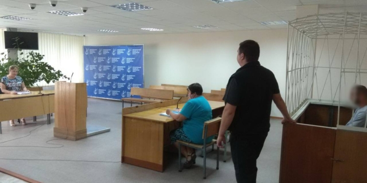 На Николаевщине рецидивисты подстерегли у ломбарда парня и, угрожая ножом, забрали деньги