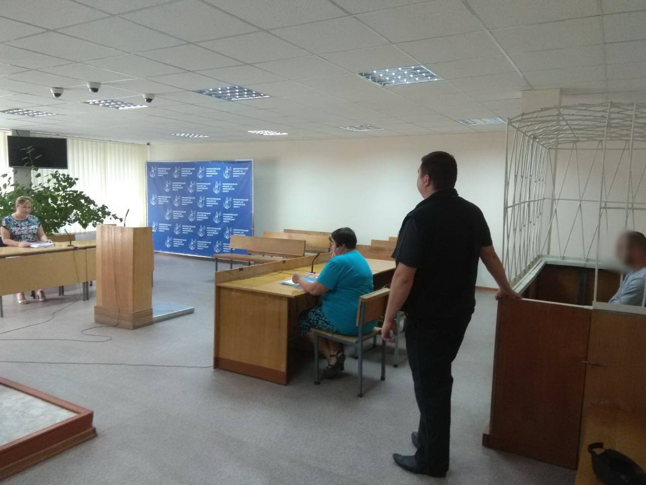 На Николаевщине рецидивисты подстерегли у ломбарда парня и, угрожая ножом, забрали деньги