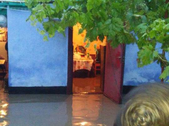Бойцы ГСЧС спасли от потопа жилой дом в Николаеве 3