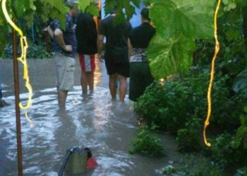 Бойцы ГСЧС спасли от потопа жилой дом в Николаеве