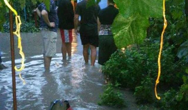 Бойцы ГСЧС спасли от потопа жилой дом в Николаеве